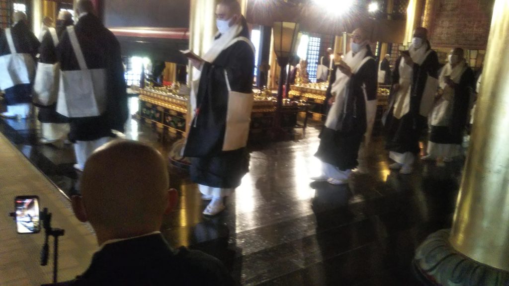 金堂内陣では若い僧侶が動画撮影を担当＜2021年5月3日＞